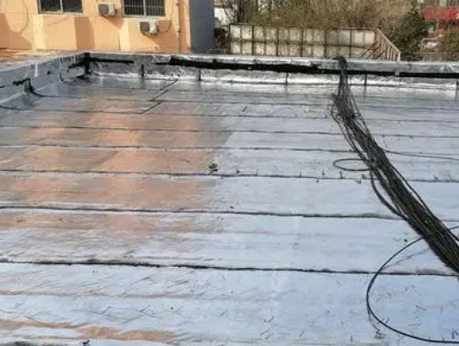 红花岗卫生间漏水维修公司分享下红花岗屋面楼顶防水刚性防水层施工要点。